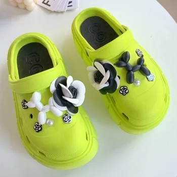 12 Adet/grup Ayakkabı Takılar Dekorasyon Toka Pimleri Siyah ve Beyaz Stereoskopik Balon Köpek JIBZ DIY Kombinasyonu Croc Arkadaş Hediye