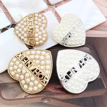 5 adet / torba Moda İnci Süslenmiş Metal Düğme Bayanlar Kaşmir Ceket Rüzgarlık Ceket Çok Yönlü Büyük Kalp Dekoratif Toka