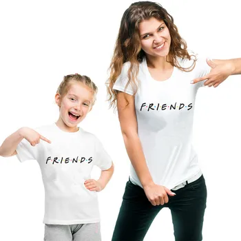 Aile Eşleştirme Kıyafetler 1 ADET ARKADAŞLAR baskılı tişört Anne Çocuk Anne Kızı Eşleştirme Giyim Rahat Çocuk T-Shirt + Anne T-Shirt