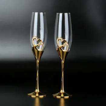 Kutulu bir kristal yüksek ayaklı bardakta iki altın şampanya kadehi Düğün hediyesi bardak yüksek ayaklı bardak köpüklü şarap bardağı
