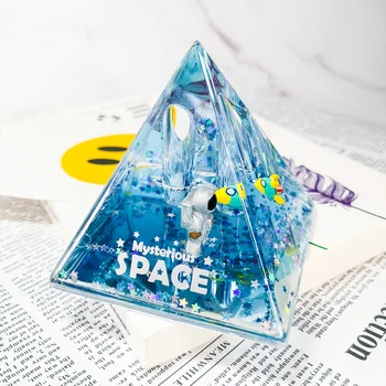 Mini Dekor Kalem Konteyner Tutucu Sıvı Quicksand Piramit Spaceman Akrilik Reçine Masa Dekorasyon Ev Aksesuarları Masa Heykelcik